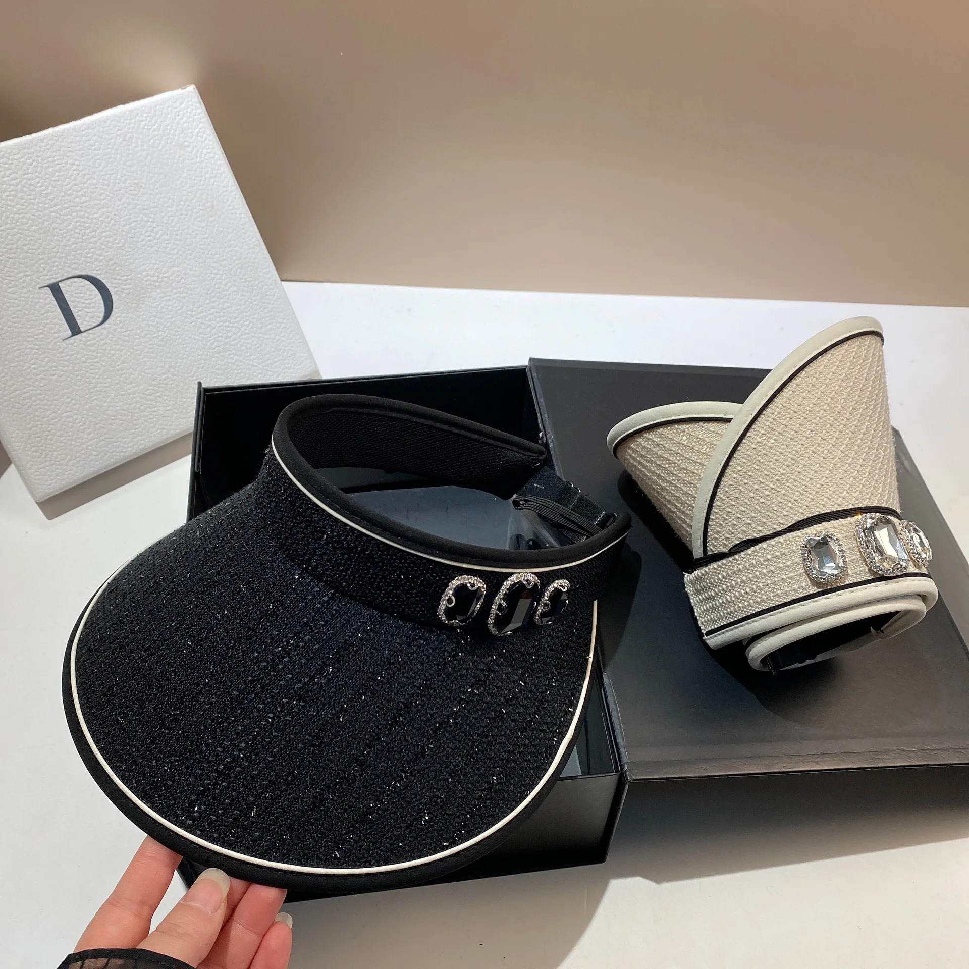Fashion Summer Empty Top Caps High quality Diamond Version UV Sun Hat Sports Cap Men Women Snapback Hats Casual Hat Fit VisorHat
Fashion Summer Empty Top Caps High quality Diamond Version UV Sun Hat Sports Cap Men Women Snapback Hats Casual Hat Fit VisorHat