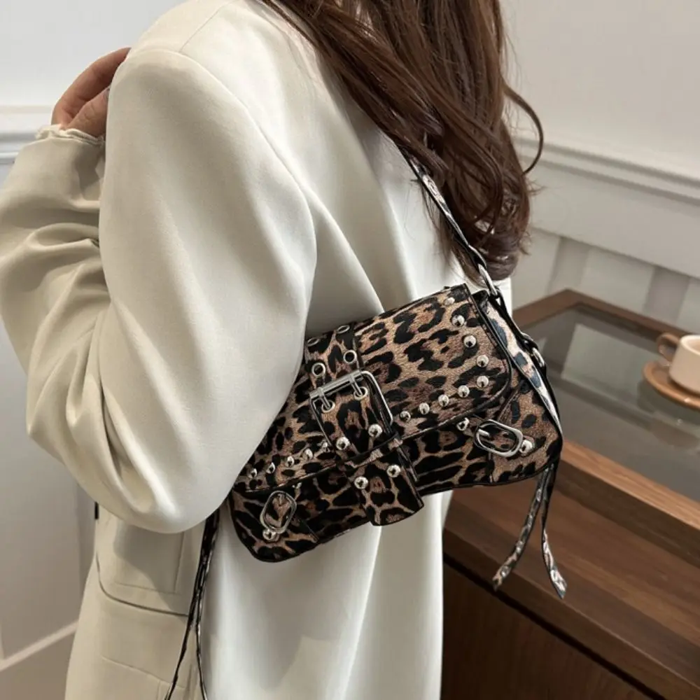 Casual Punk Style Y2K Armpit Bag American Style Large Capacity Rivet Shoulder Bag Sweet Cool Handbag Underarm Bag Party
Casual Punk Style Y2K Armpit Bag American Style Large Capacity Rivet Shoulder Bag Sweet Cool Handbag Underarm Bag Party