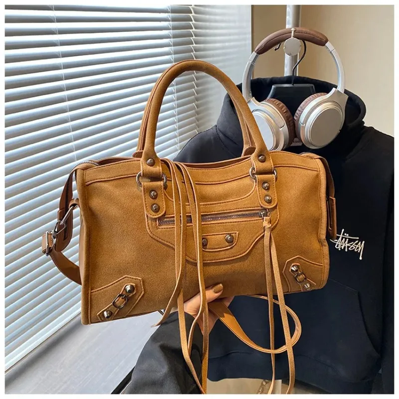 New Korean Wave handbag, fashionable women's shoulder bag, frosted suede rivet motorcycle bag, old money style crossbody bag
New Korean Wave handbag, fashionable women's shoulder bag, frosted suede rivet motorcycle bag, old money style crossbody bag