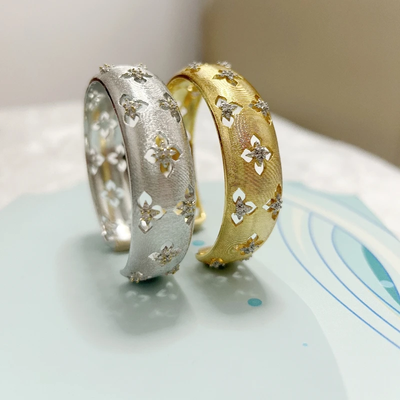 A classic European and American style wide and narrow open bracelet that will be a bestseller in 2025, a jewelry gift for ladies
A classic European and American style wide and narrow open bracelet that will be a bestseller in 2025, a jewelry gift for ladies