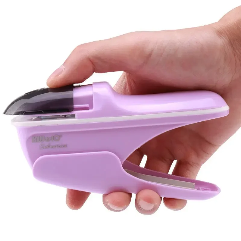 Студенческий мини-портативный степлер без иглы с воздушным тиснением и бесследной машины для переплета скоб
Студенческий мини-портативный степлер без иглы с воздушным тиснением и бесследной машины для переплета скоб