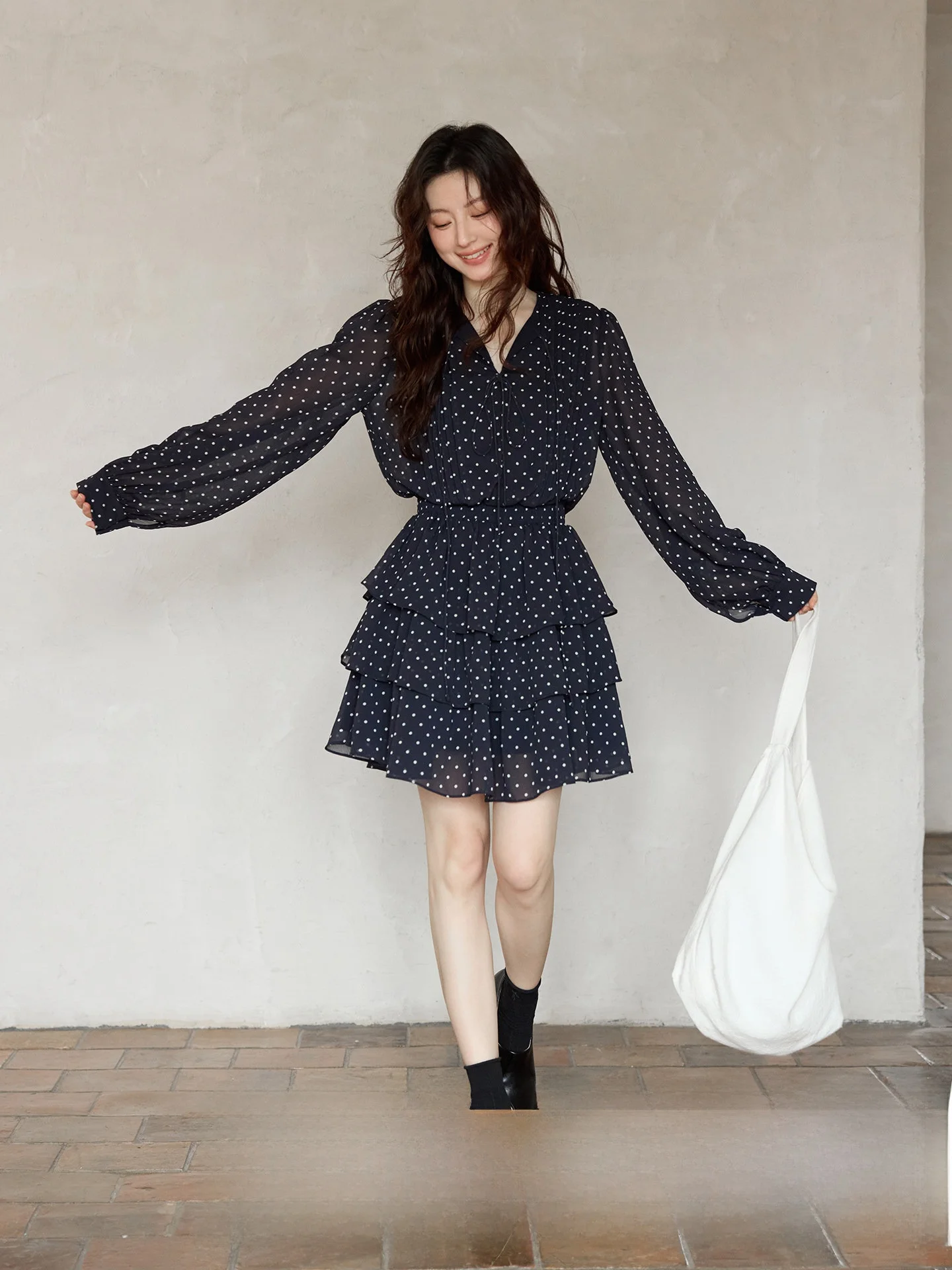 Elegant Spring New Arrival Qiaoliang Blue Polka Dot Dress Beautiful Unique Korean Style High Waist Long Sleeve Casual Dress
Elegant Spring New Arrival Qiaoliang Blue Polka Dot Dress Beautiful Unique Korean Style High Waist Long Sleeve Casual Dress