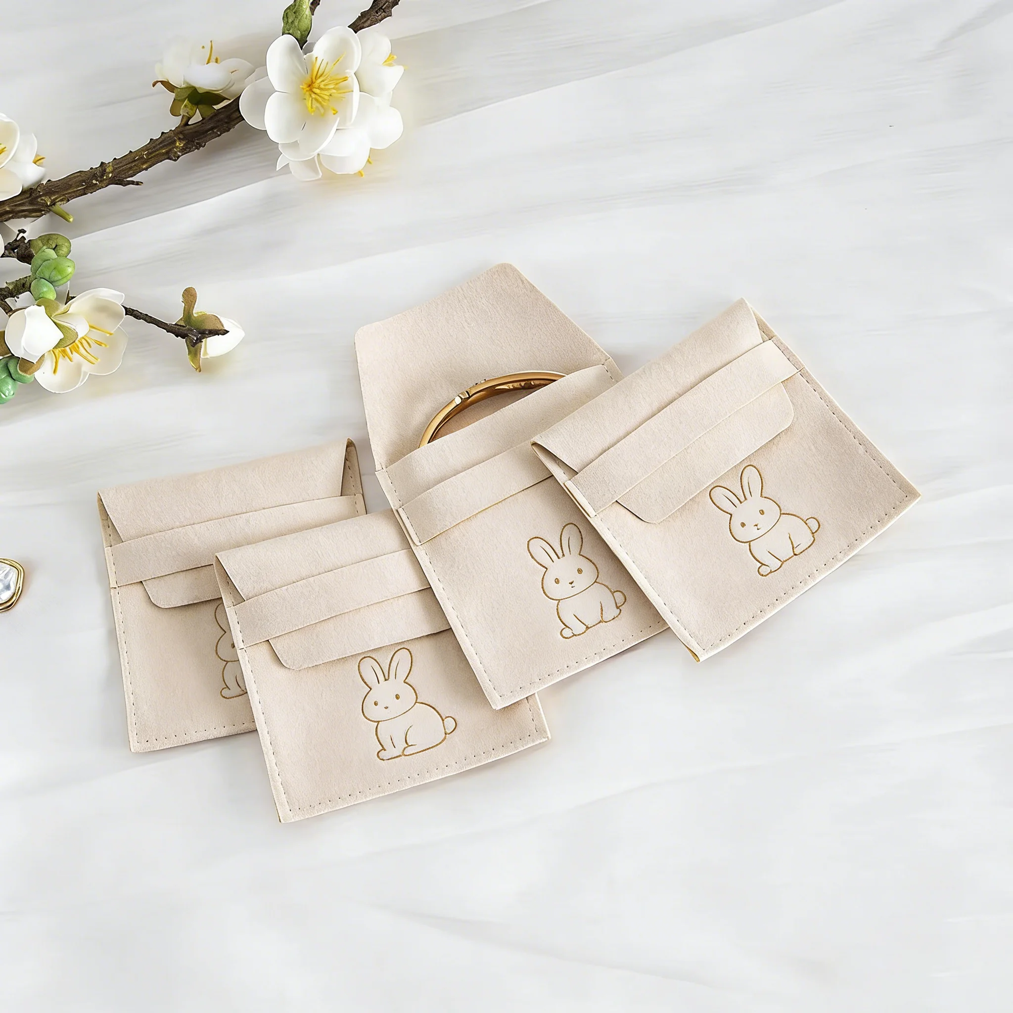 100pcs Custom Luxury 8*8 CM for Cream Microfiber Jewelry Flap Pouch Bags Personalized Embossed Logo Small Packaging for Gifts
100pcs Custom Luxury 8*8 CM for Cream Microfiber Jewelry Flap Pouch Bags Personalized Embossed Logo Small Packaging for Gifts
