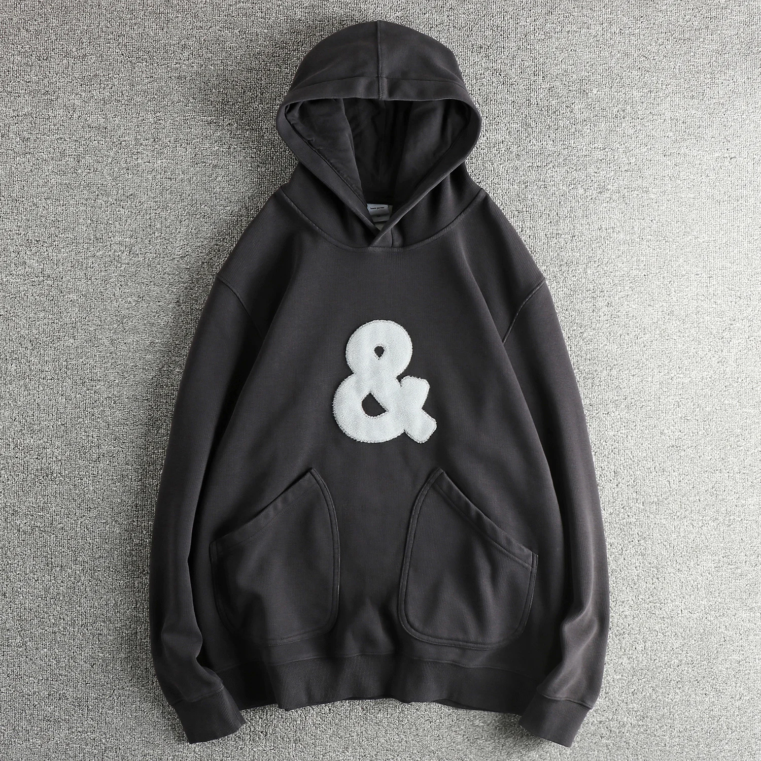 Зима 2025 г., новая американская ретро толстовка с капюшоном на флисовой подкладке и флокированным узором, мужская модная повседневная спортивная одежда с двойными карманами
Зима 2025 г., новая американская ретро толстовка с капюшоном на флисовой подкладке и флокированным узором, мужская модная повседневная спортивная одежда с двойными карманами