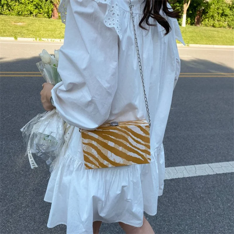 Высококачественная женская сумка через плечо, стильные кожаные сумки для женщин с элегантными деталями известного дизайнера
Высококачественная женская сумка через плечо, стильные кожаные сумки для женщин с элегантными деталями известного дизайнера