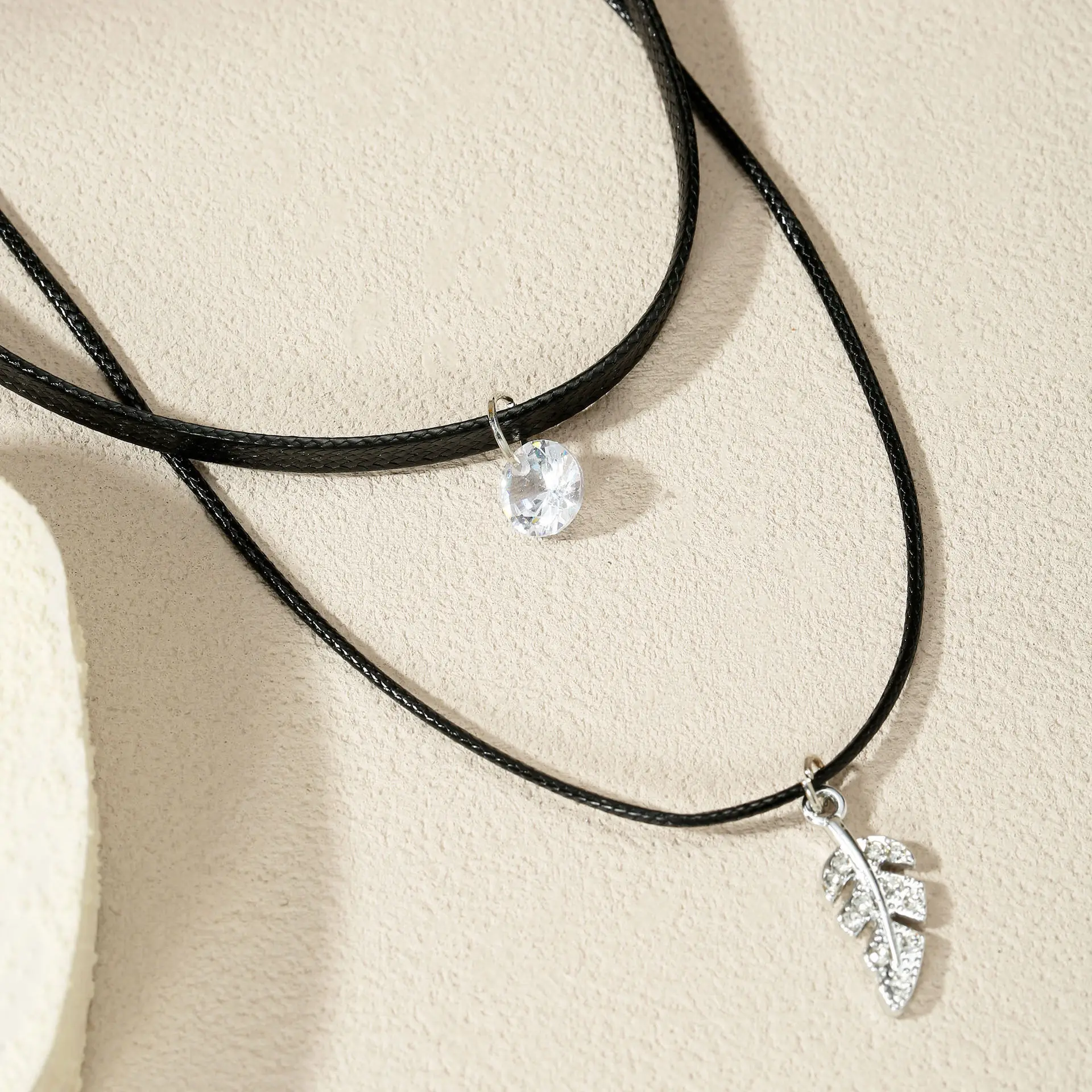 Stylish black leaf pendant necklace
Stylish black leaf pendant necklace