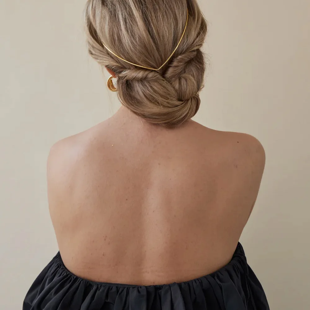 New V-shaped back-wearing headband for elegant, sophisticated, and high-end style
New V-shaped back-wearing headband for elegant, sophisticated, and high-end style
