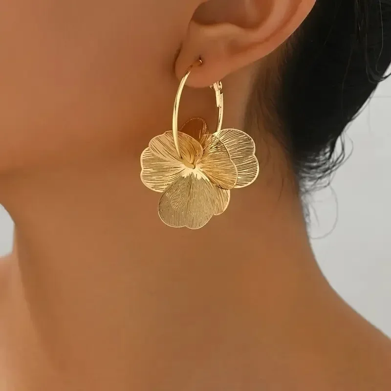 Women's Golden Vintage Double-Layer Hollow Flower Hoop Earrings for Daily Wear - Perfect Jewelry Gift
Women's Golden Vintage Double-Layer Hollow Flower Hoop Earrings for Daily Wear - Perfect Jewelry Gift