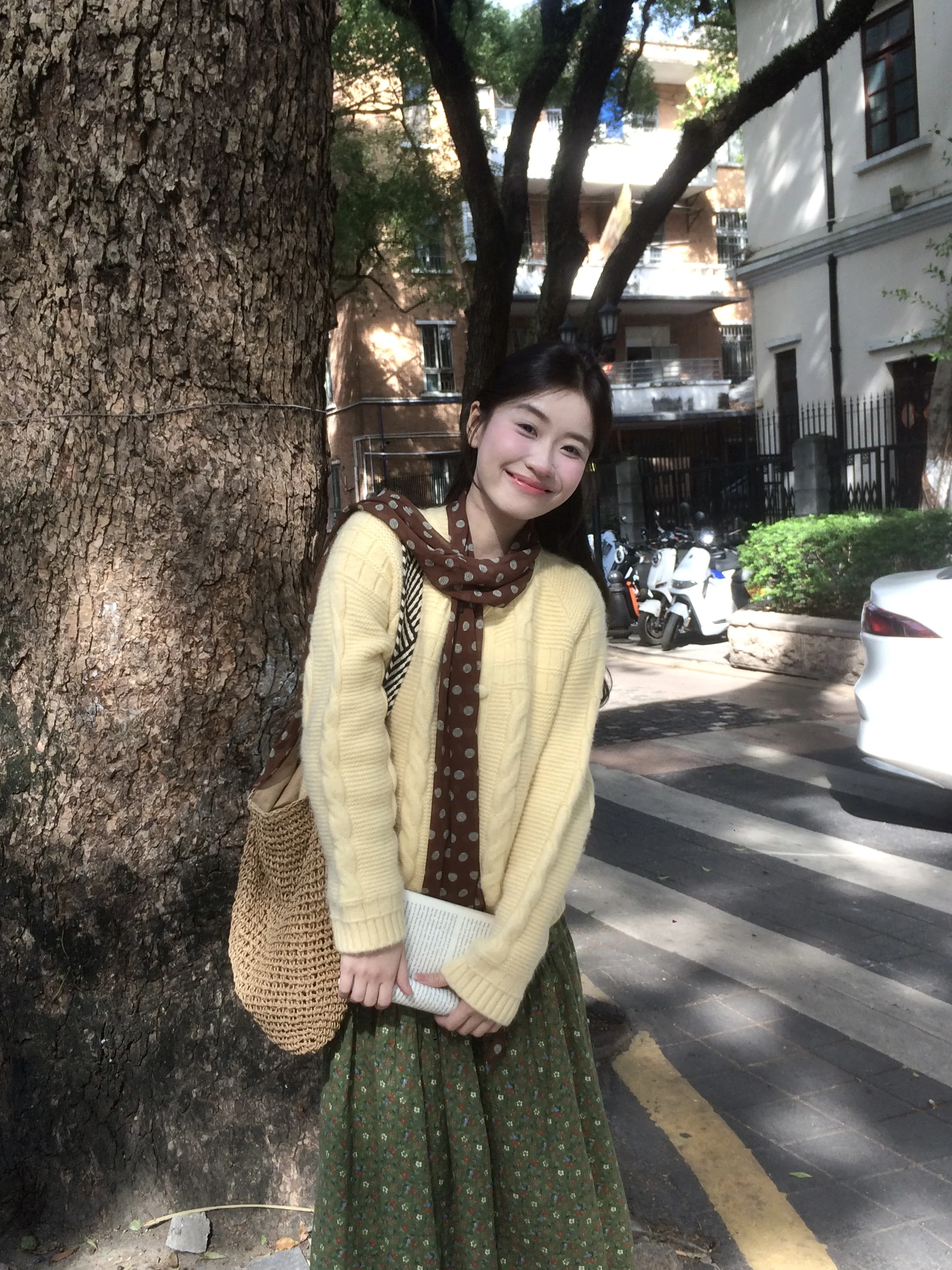 Мягкий уютный женский вязаный кардиган свободного кроя с длинными рукавами, V-образным вырезом, однотонный, с узором «косы» и узлами, плотной вязки
Мягкий уютный женский вязаный кардиган свободного кроя с длинными рукавами, V-образным вырезом, однотонный, с узором «косы» и узлами, плотной вязки