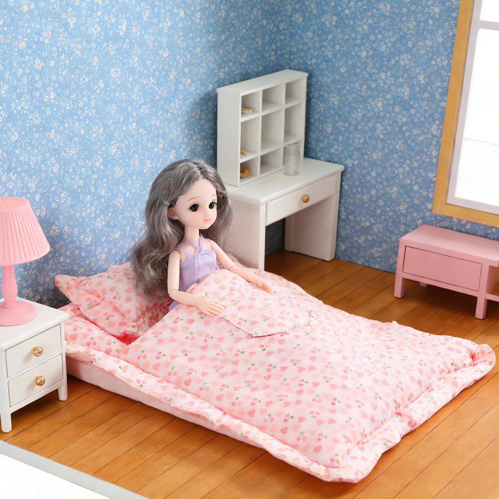 1Set Cute Strawberry Sleeping Bag Mini Dollhouse Bedding Set Soft Fabric Realistic Decorative Bedroom Miniature Accessory Kit
1Set Cute Strawberry Sleeping Bag Mini Dollhouse Bedding Set Soft Fabric Realistic Decorative Bedroom Miniature Accessory Kit