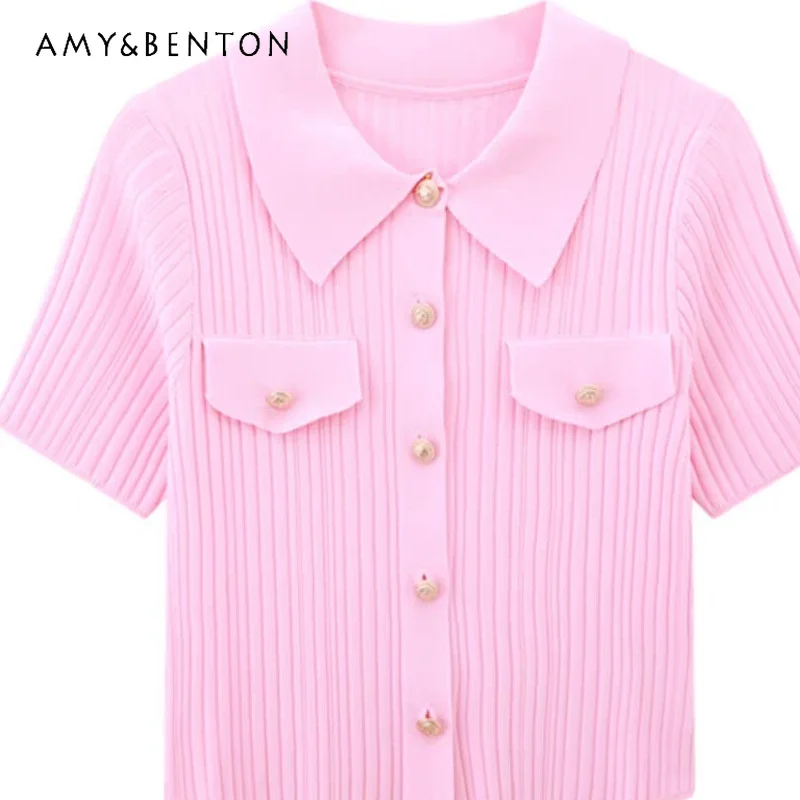 2026 Summer New POLO Collar Short Women's Top French Temperament Design Slim-fitting Versatile Knitted Sweater Cardigan Ladies
2026 Summer New POLO Collar Short Women's Top French Temperament Design Slim-fitting Versatile Knitted Sweater Cardigan Ladies