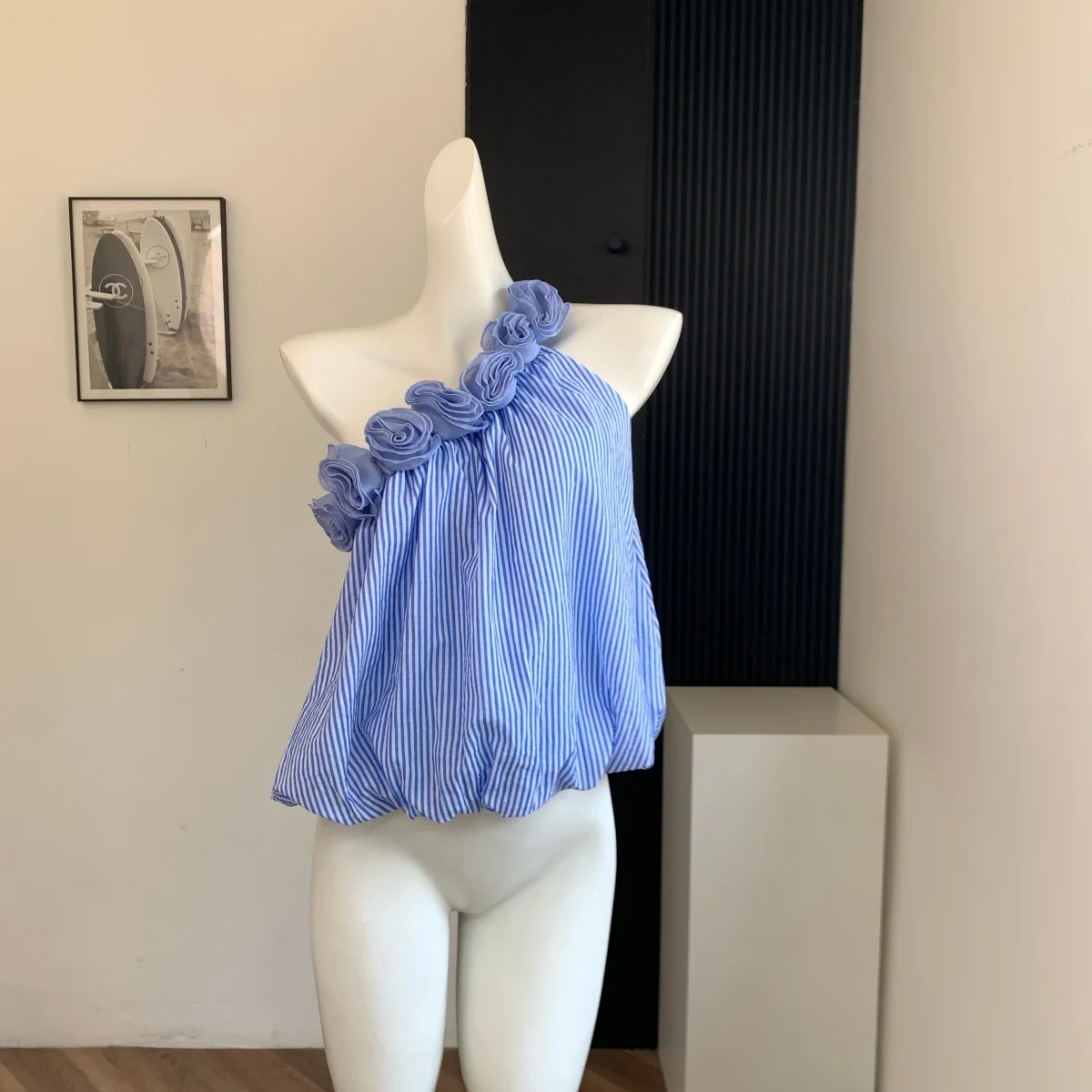 Женская весенне-летняя уличная блузка с 3D-цветами, на одно плечо, без рукавов, с асимметричным воротником, свободная, в полоску, короткая рубашка-топ
Женская весенне-летняя уличная блузка с 3D-цветами, на одно плечо, без рукавов, с асимметричным воротником, свободная, в полоску, короткая рубашка-топ