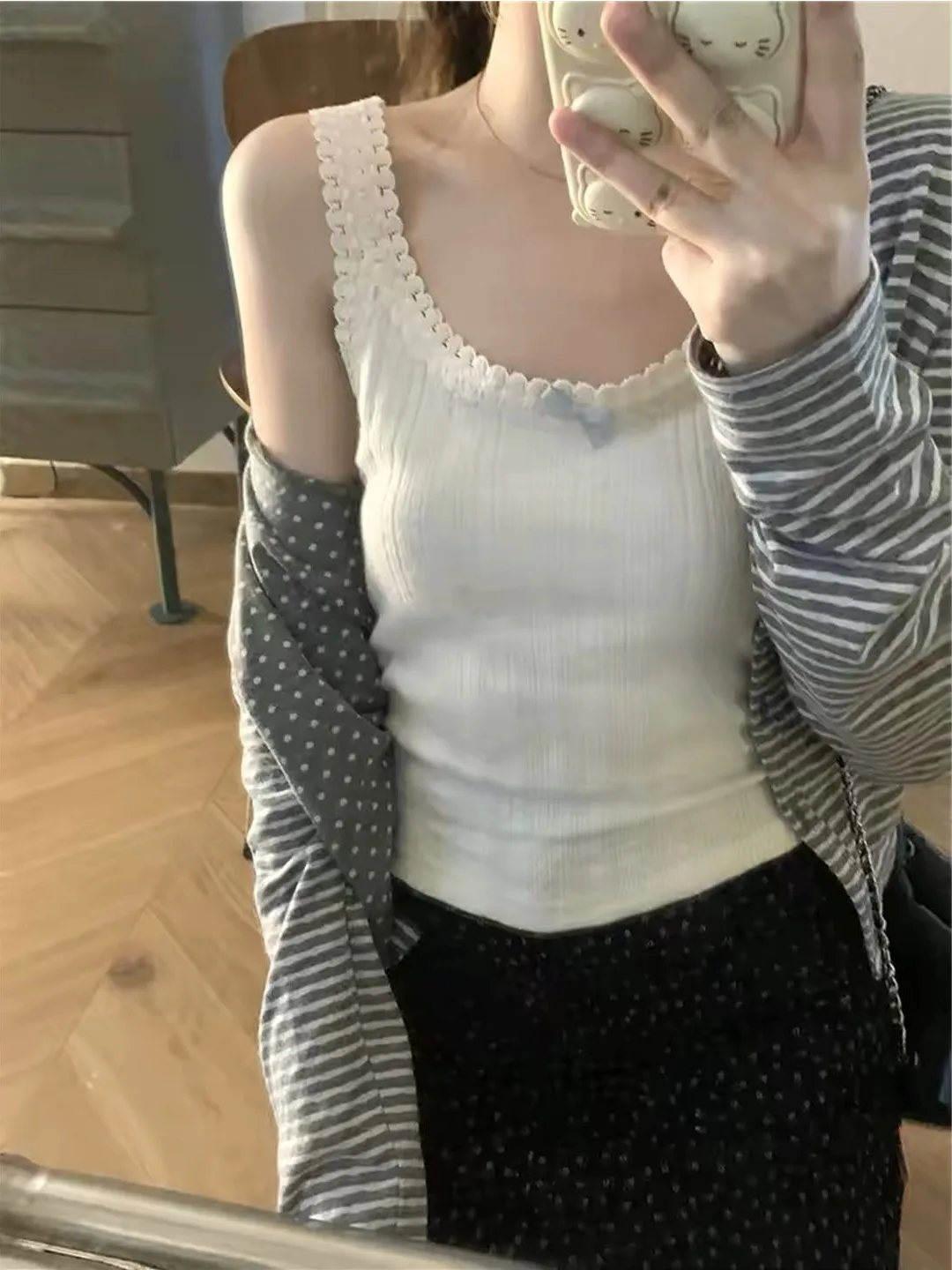 Slim Fit Lace Crop Top Women's Sleeveless U-Neckline Inner Wear Sweet Style Short Length with Chest Pad Spring Season
Slim Fit Lace Crop Top Women's Sleeveless U-Neckline Inner Wear Sweet Style Short Length with Chest Pad Spring Season