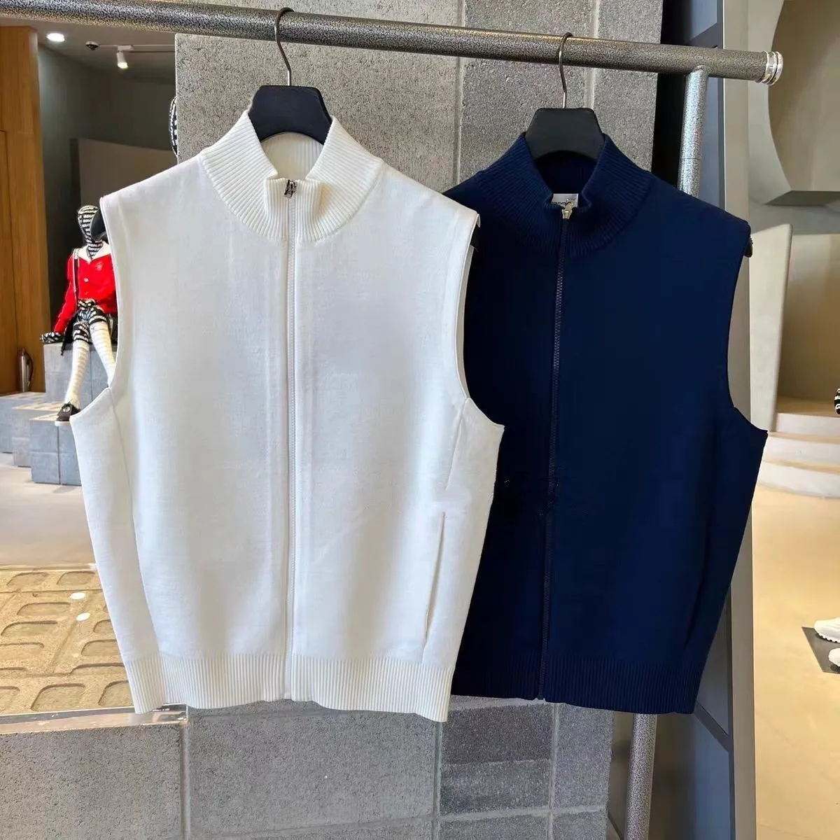 Men's Golf Apparel: Zip-Up Stand-Up Collar Versatile Knit Vest and Versatile Sleeveless Top
Men's Golf Apparel: Zip-Up Stand-Up Collar Versatile Knit Vest and Versatile Sleeveless Top
