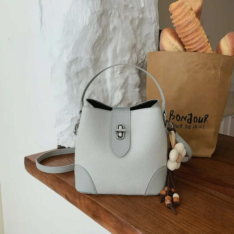 Classic Leather Diaper Bag Vintage Minimalist Shoulder Purse High-End Commuter Tote Fashionable Square Bag With Letter Logo
Classic Leather Diaper Bag Vintage Minimalist Shoulder Purse High-End Commuter Tote Fashionable Square Bag With Letter Logo