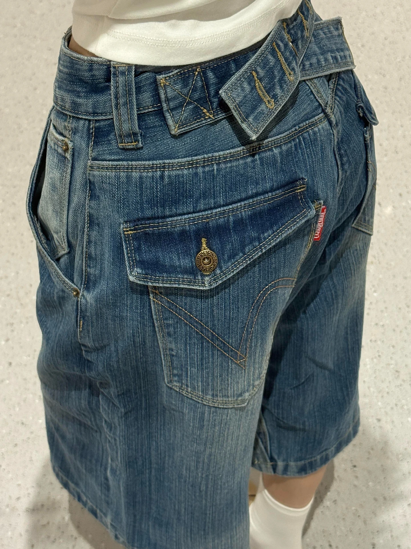 Retro American Large Size Jeans High Waist Loose Fit Summer Casual High Waist Seven-Foot Pants for Men And Women
Retro American Large Size Jeans High Waist Loose Fit Summer Casual High Waist Seven-Foot Pants for Men And Women
