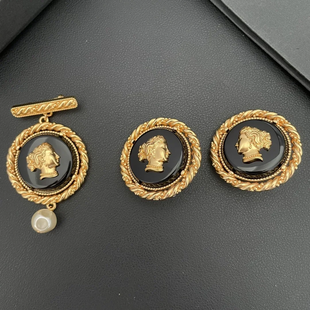 Vintage Famous Designer Brand Round Earrings Brooch Luxury Set Women Top Quality Europe Jewelry Trend
Vintage Famous Designer Brand Round Earrings Brooch Luxury Set Women Top Quality Europe Jewelry Trend