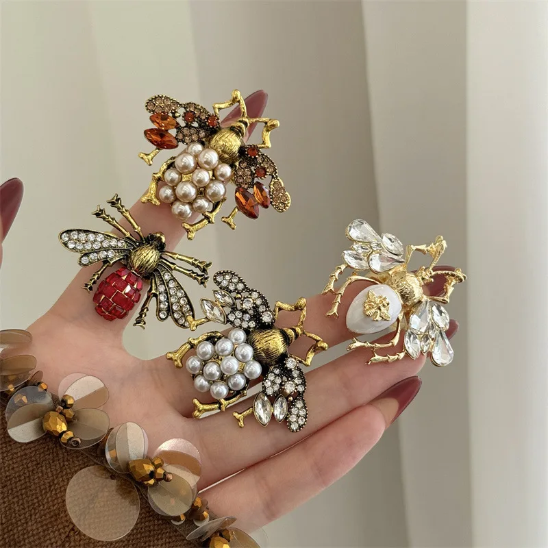 Retro Inlaid Flash Diamond Pearl Bee Opening Adjustable Ring Light Luxury Insect Woman Ring
Retro Inlaid Flash Diamond Pearl Bee Opening Adjustable Ring Light Luxury Insect Woman Ring
