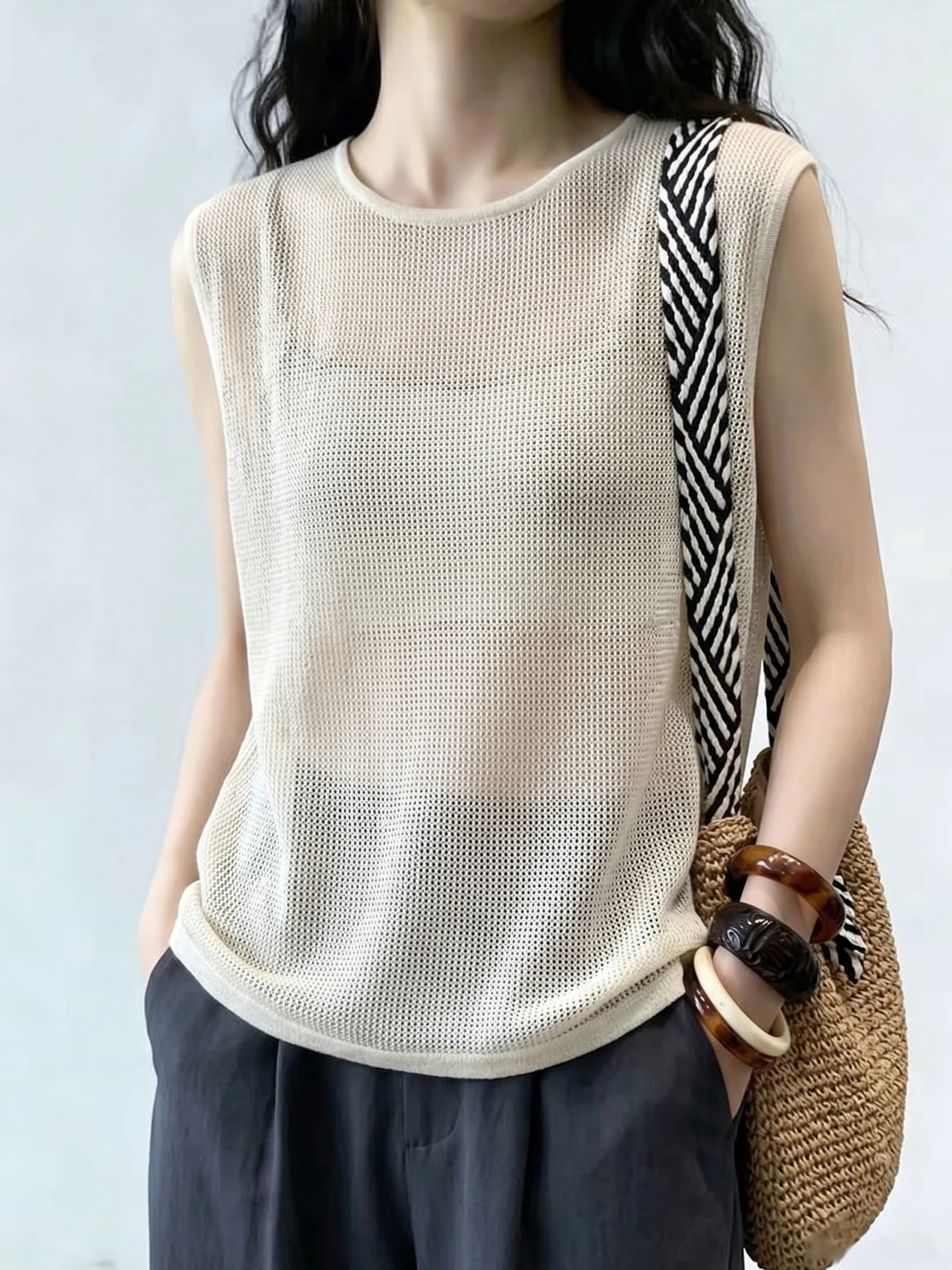 Summer Trendy Loose Casual Knitted Vest Women's Fashion Design Hollow out Top Korean Style Straight Cut Silk Material
Summer Trendy Loose Casual Knitted Vest Women's Fashion Design Hollow out Top Korean Style Straight Cut Silk Material