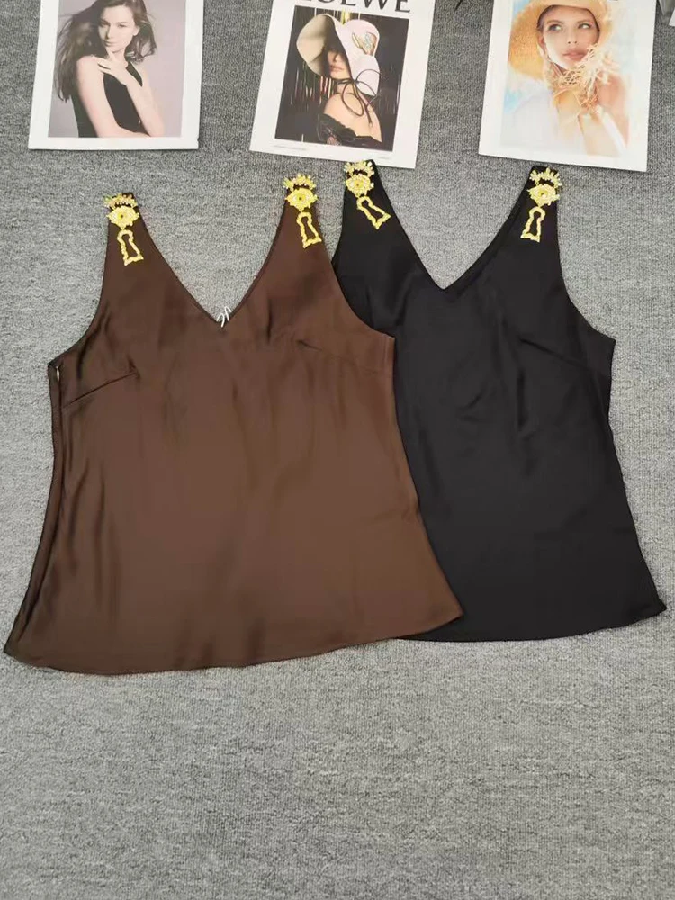 Retro metal-decorated sleeveless V-neck pullover vest, a stylish and versatile short vest top for women's fashion in autumn 2025
Retro metal-decorated sleeveless V-neck pullover vest, a stylish and versatile short vest top for women's fashion in autumn 2025