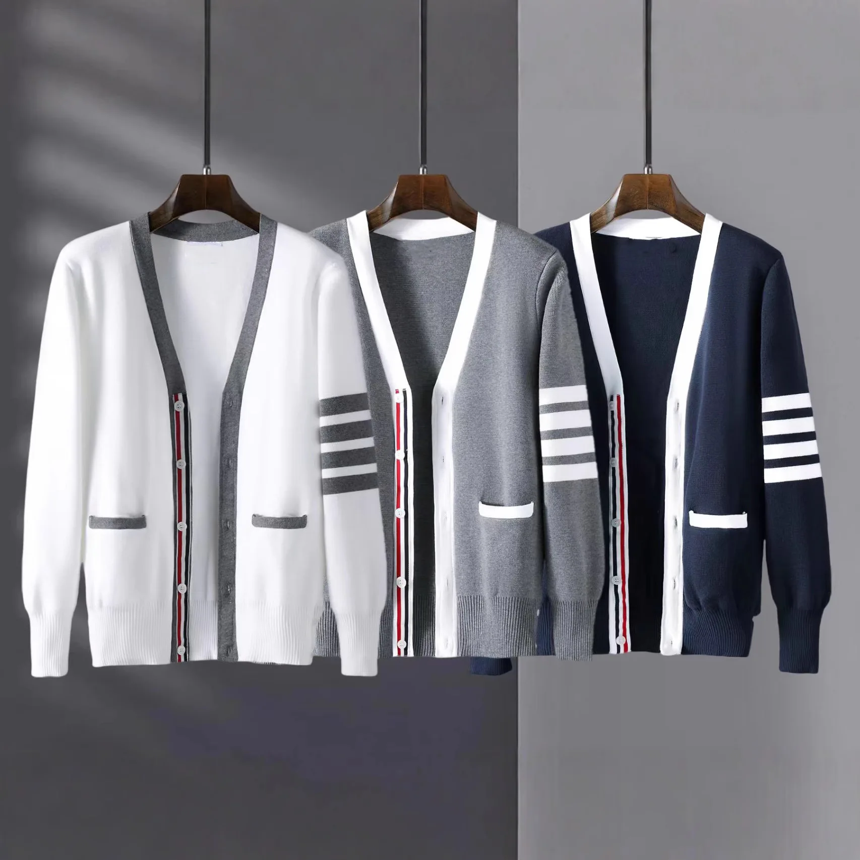 New TB autumn/winter placket contrasting stripe V-neck knitted cardigan men's and women's long sleeved sweater
New TB autumn/winter placket contrasting stripe V-neck knitted cardigan men's and women's long sleeved sweater