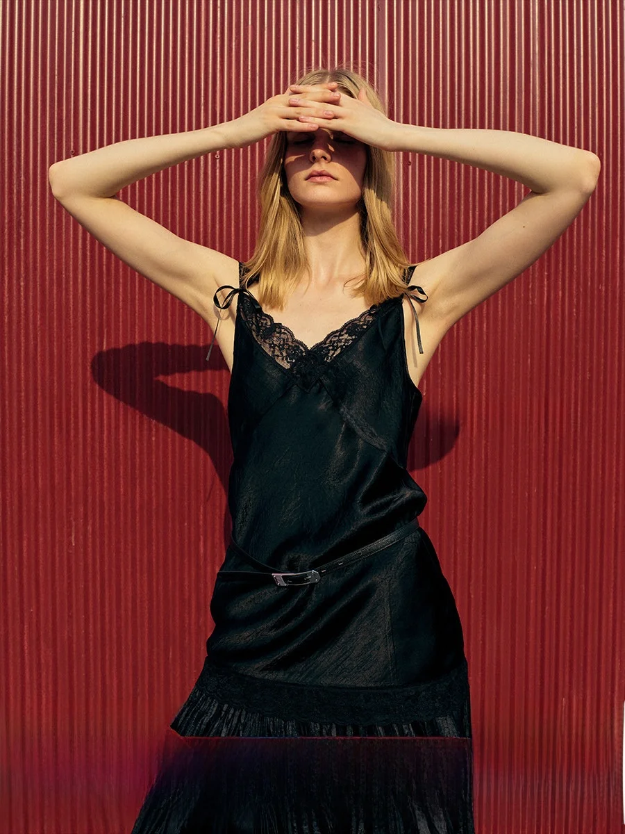 Изысканный атласный жилет из ацетата с кружевными вставками и вырезами на бретелях от CHICJANE Ele. Женская верхняя одежда.
Изысканный атласный жилет из ацетата с кружевными вставками и вырезами на бретелях от CHICJANE Ele. Женская верхняя одежда.