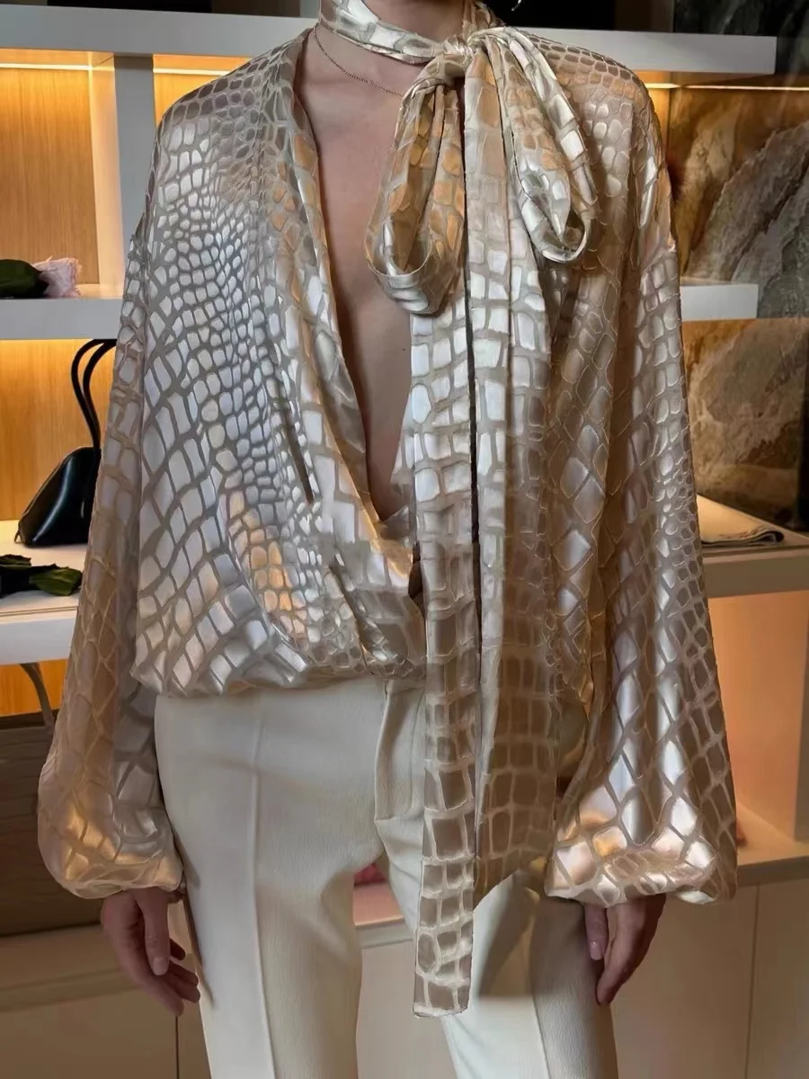 Elegant Long Sleeve V-Neck Shirt French Style Loose Fit with Sash Crocodile Pattern Texture Glowing Quality Women's Top
Elegant Long Sleeve V-Neck Shirt French Style Loose Fit with Sash Crocodile Pattern Texture Glowing Quality Women's Top