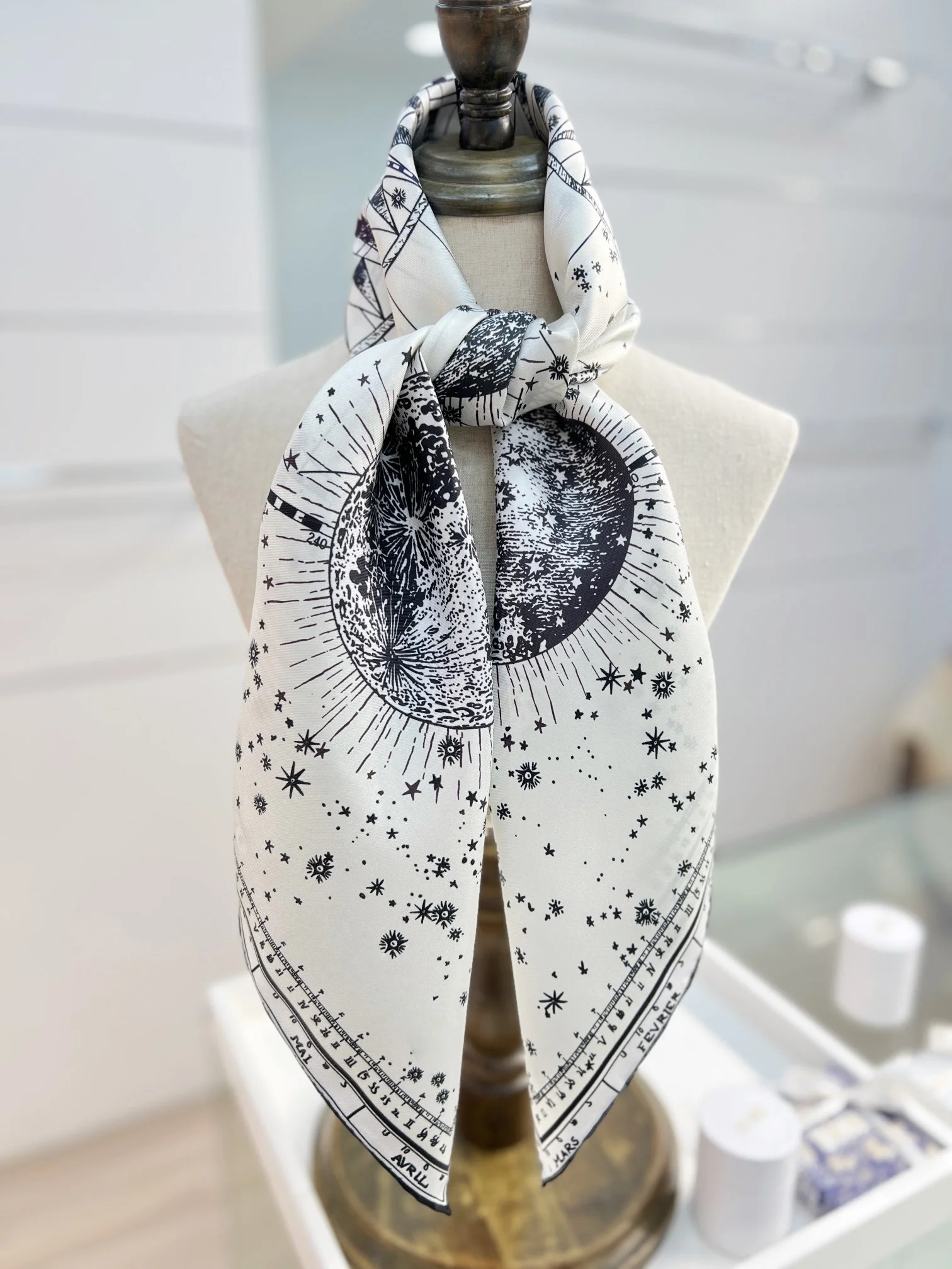 Luxury Brand Women's Silk Scarves Starry Night Silk Square Scarf Shawl Creative and Versatile Hairband Bag Tie Bag Accesso Gift
Luxury Brand Women's Silk Scarves Starry Night Silk Square Scarf Shawl Creative and Versatile Hairband Bag Tie Bag Accesso Gift