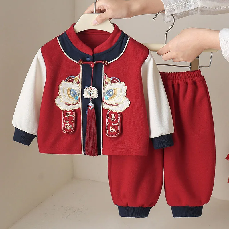 Комплект из 2 предметов: весенне-осенняя одежда для мальчиков в китайском стиле, новогодний мультяшный дизайн, милые красные лонгсливы и брюки для новорожденных, модель B348
Комплект из 2 предметов: весенне-осенняя одежда для мальчиков в китайском стиле, новогодний мультяшный дизайн, милые красные лонгсливы и брюки для новорожденных, модель B348