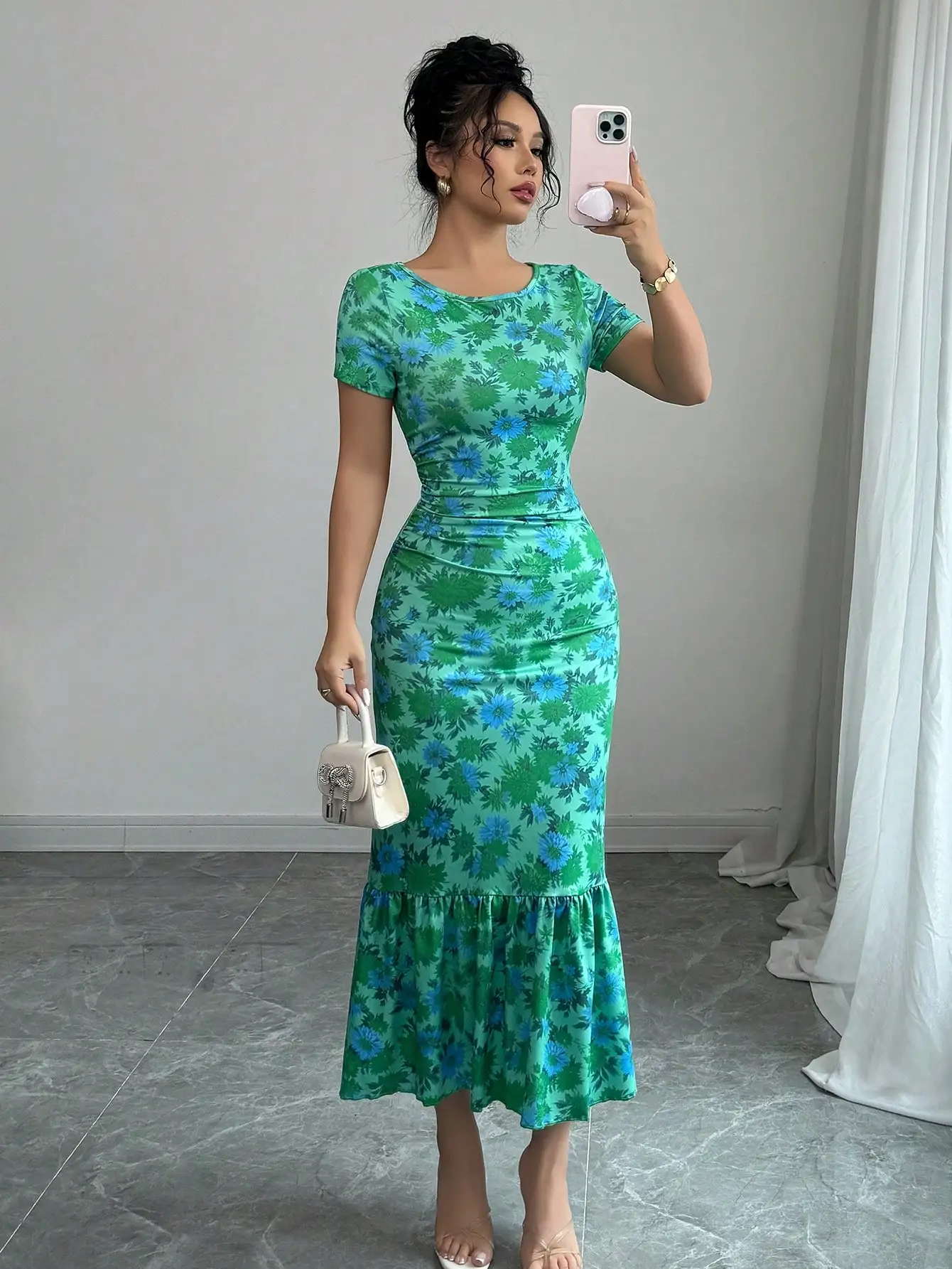 Floral Print Ruffle Hem Midi Dress with Short Sleeves and Fitted Waist
Floral Print Ruffle Hem Midi Dress with Short Sleeves and Fitted Waist