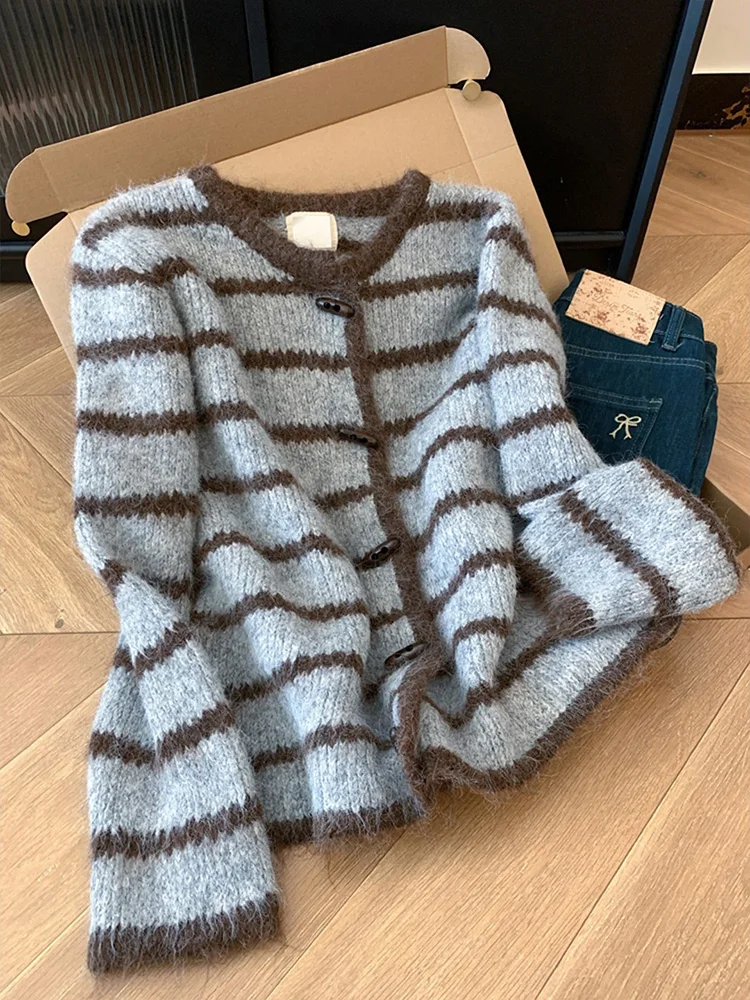 Ретро полосатый свитер контрастного цвета с роговой пуговицей, женский осенне-зимний новый модный универсальный кардиган в корейском стиле
Ретро полосатый свитер контрастного цвета с роговой пуговицей, женский осенне-зимний новый модный универсальный кардиган в корейском стиле