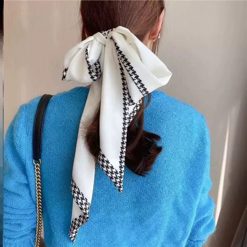 New long silk scarves are fashionable, simple and versatile, belt, headband stacked, tied bag, streamer accessories.
New long silk scarves are fashionable, simple and versatile, belt, headband stacked, tied bag, streamer accessories.