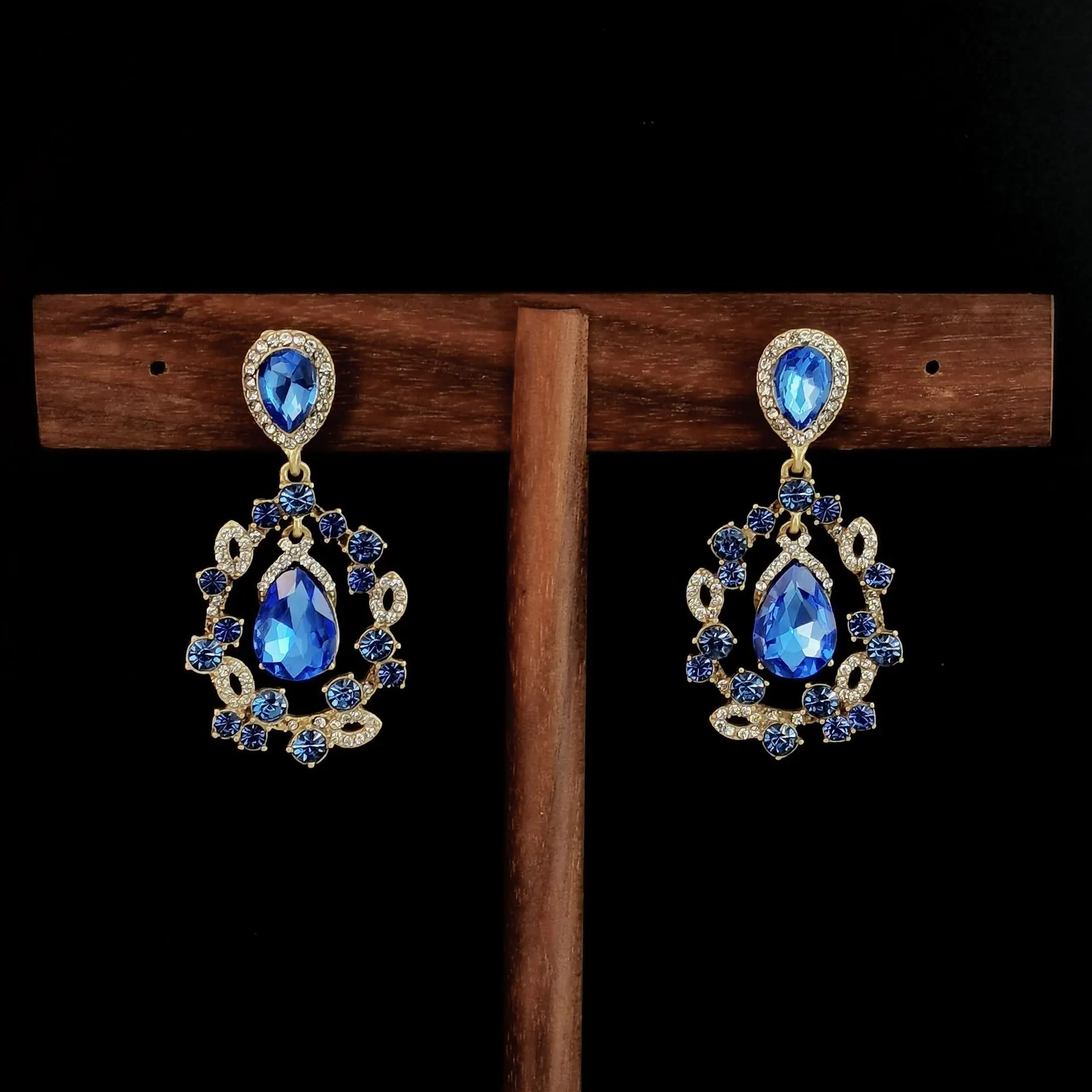 Temperament fashion Full zirconia white leaf blue pendant necklace earrings for women‘s girl party gift jewlry wholesale
Temperament fashion Full zirconia white leaf blue pendant necklace earrings for women‘s girl party gift jewlry wholesale