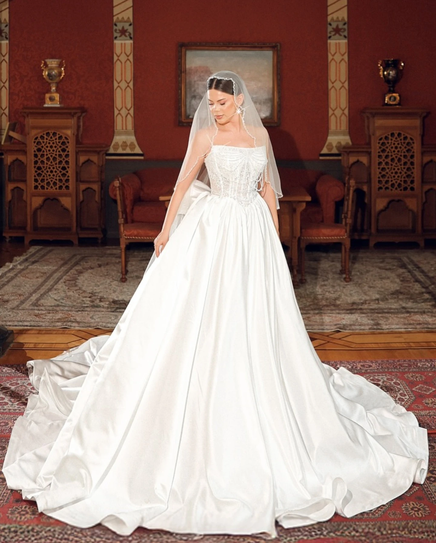 Customized Luxurious Ball Gown Wedding Dress Strapless Beaded Satin Chain Embellished Bridal Gown Train Vestidos De Novia
Customized Luxurious Ball Gown Wedding Dress Strapless Beaded Satin Chain Embellished Bridal Gown Train Vestidos De Novia