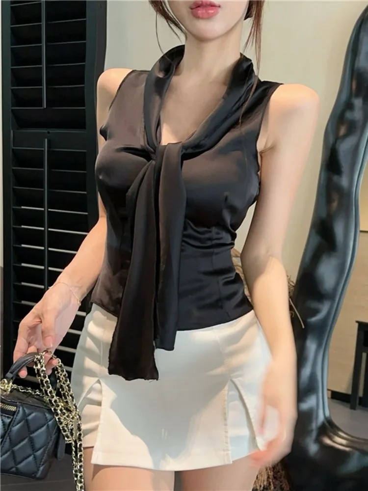 Elegant Black Satin V-Neck Slim Fit Tank Top Women's Fashion Trendy Tie Waist Sleeveless High-End Vest Korean Style Commute
Elegant Black Satin V-Neck Slim Fit Tank Top Women's Fashion Trendy Tie Waist Sleeveless High-End Vest Korean Style Commute