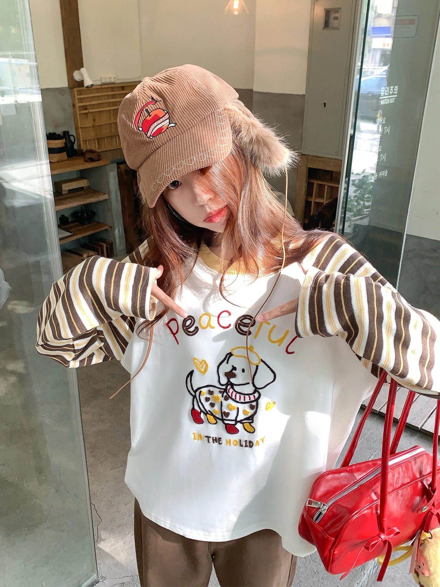 Корейская свободная футболка с длинным рукавом в мультяшном стиле для женщин, весенний дизайн, эффект двухслойности, полосатая, повседневная, модная, стильная.
Корейская свободная футболка с длинным рукавом в мультяшном стиле для женщин, весенний дизайн, эффект двухслойности, полосатая, повседневная, модная, стильная.