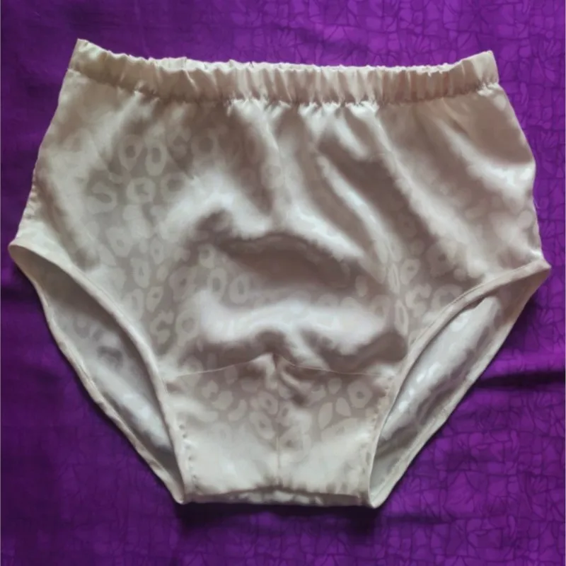 Plus Size Xiangyunsha Silk Briefs Ultra Soft Silky Smooth Touch Panties Bulge Breathable Skin-Friendly Intimates Underwear
Plus Size Xiangyunsha Silk Briefs Ultra Soft Silky Smooth Touch Panties Bulge Breathable Skin-Friendly Intimates Underwear