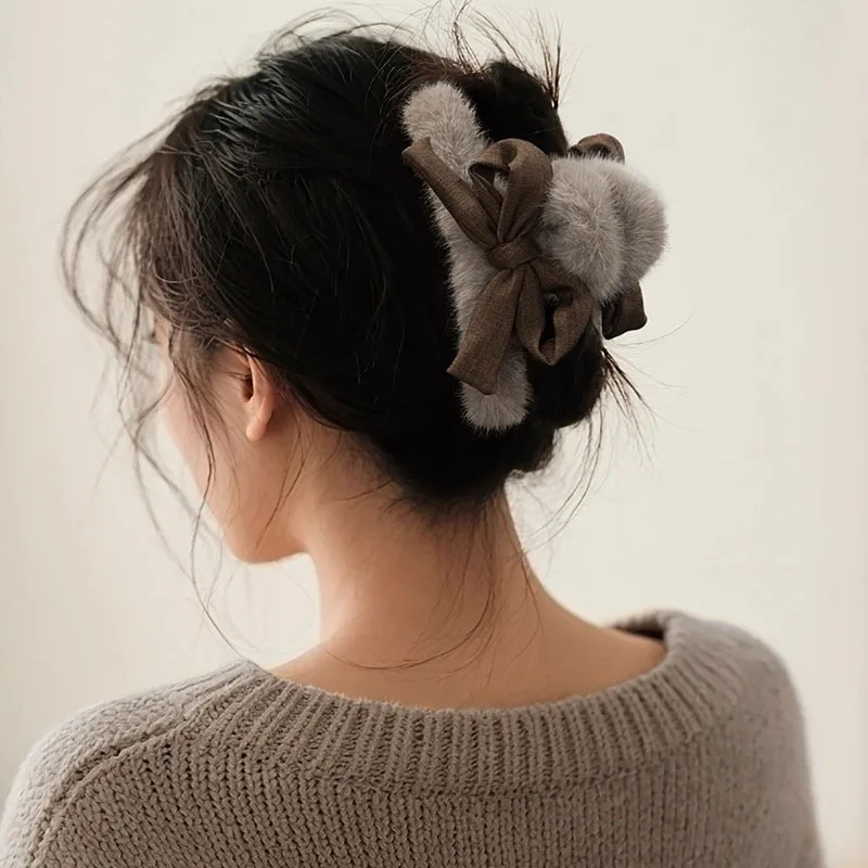 1pc Autumn/Winter Fashion Rabbit Fur Bow Hair Clip,Women's Large Plush Shark Clip Hairpin for Back of The Head
1pc Autumn/Winter Fashion Rabbit Fur Bow Hair Clip,Women's Large Plush Shark Clip Hairpin for Back of The Head