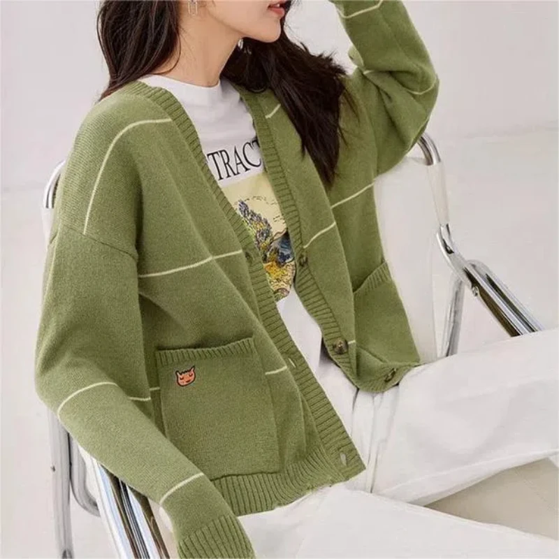 Korean Version Women's 2024 Autumn and Winter New Patchwork V-neck Button Striped Fashion Loose Casual Long Sleeved Knitted Top
Korean Version Women's 2024 Autumn and Winter New Patchwork V-neck Button Striped Fashion Loose Casual Long Sleeved Knitted Top