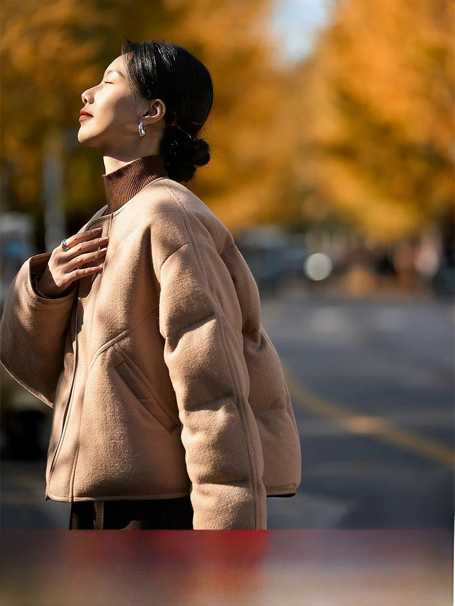 Куртка Xhange коричневая, с 95% гусиным пухом, зимняя новинка 2026 года, женская, модная, теплая, из шерстяной ткани, с длинными рукавами, на молнии
Куртка Xhange коричневая, с 95% гусиным пухом, зимняя новинка 2026 года, женская, модная, теплая, из шерстяной ткани, с длинными рукавами, на молнии