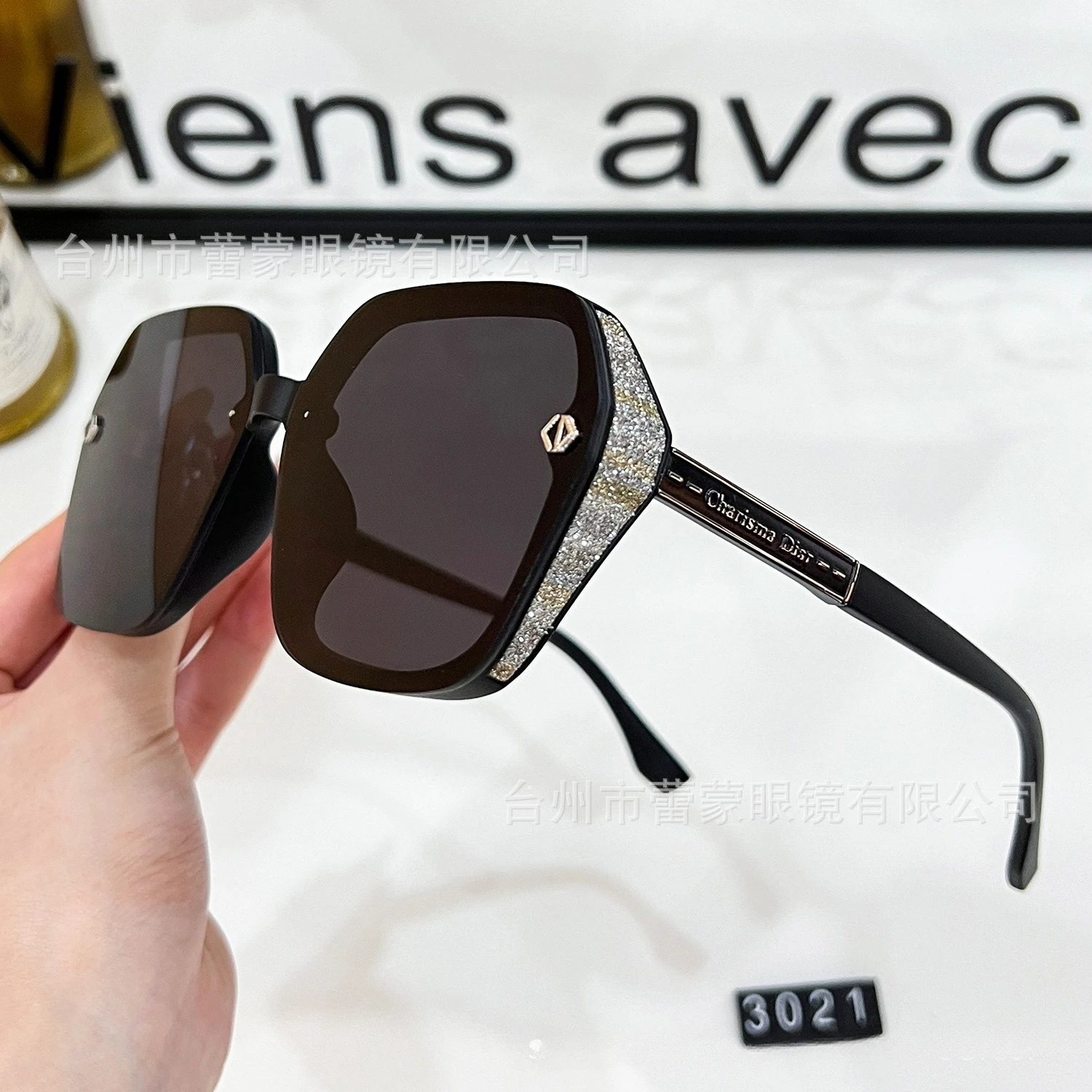 Дизайнерские легкие роскошные солнцезащитные очки с защитой UV400, высокое качество премиум-класса, шикарный минималистичный стиль, модные очки, хит продаж
Дизайнерские легкие роскошные солнцезащитные очки с защитой UV400, высокое качество премиум-класса, шикарный минималистичный стиль, модные очки, хит продаж