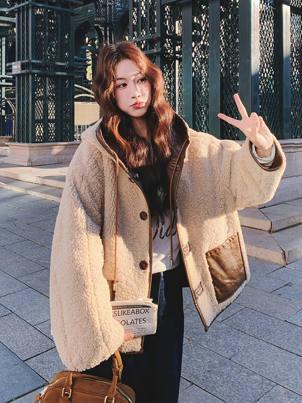 Double-Sided Wear PU Leather Splice Lamb Fur ort Jaet Women's Sle Casual Loose Fit Coat with Hat Thiened Anti-Aging Top
Double-Sided Wear PU Leather Splice Lamb Fur ort Jaet Women's Sle Casual Loose Fit Coat with Hat Thiened Anti-Aging Top