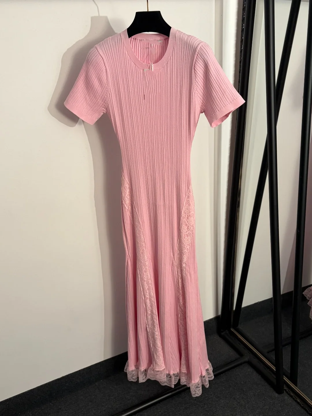 26th New Design: Lace-embroidered, figure-hugging, slimming knitted short-sleeved dress with a fishtail skirt
26th New Design: Lace-embroidered, figure-hugging, slimming knitted short-sleeved dress with a fishtail skirt