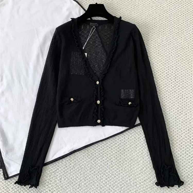 Индивидуальная европейская и американская женская одежда на зиму 2025: черный вязаный свитер с длинными рукавами и ушами. Кардиган.
Индивидуальная европейская и американская женская одежда на зиму 2025: черный вязаный свитер с длинными рукавами и ушами. Кардиган.