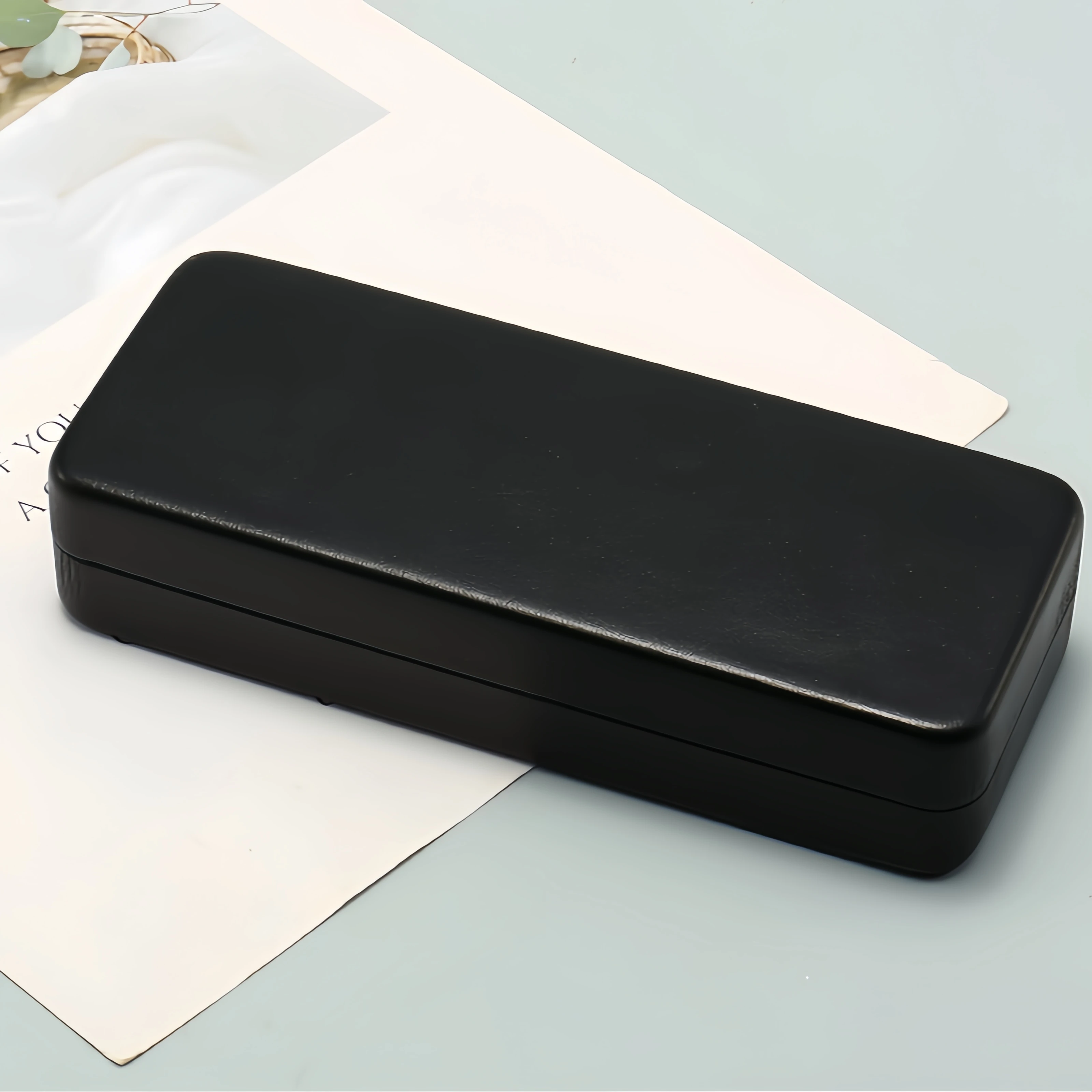 Rectangular Simple Black Flip-Top Glasses Storage Box, Pressure-Resistant Portable Metal Hard-Shell Glasses Case
Rectangular Simple Black Flip-Top Glasses Storage Box, Pressure-Resistant Portable Metal Hard-Shell Glasses Case
