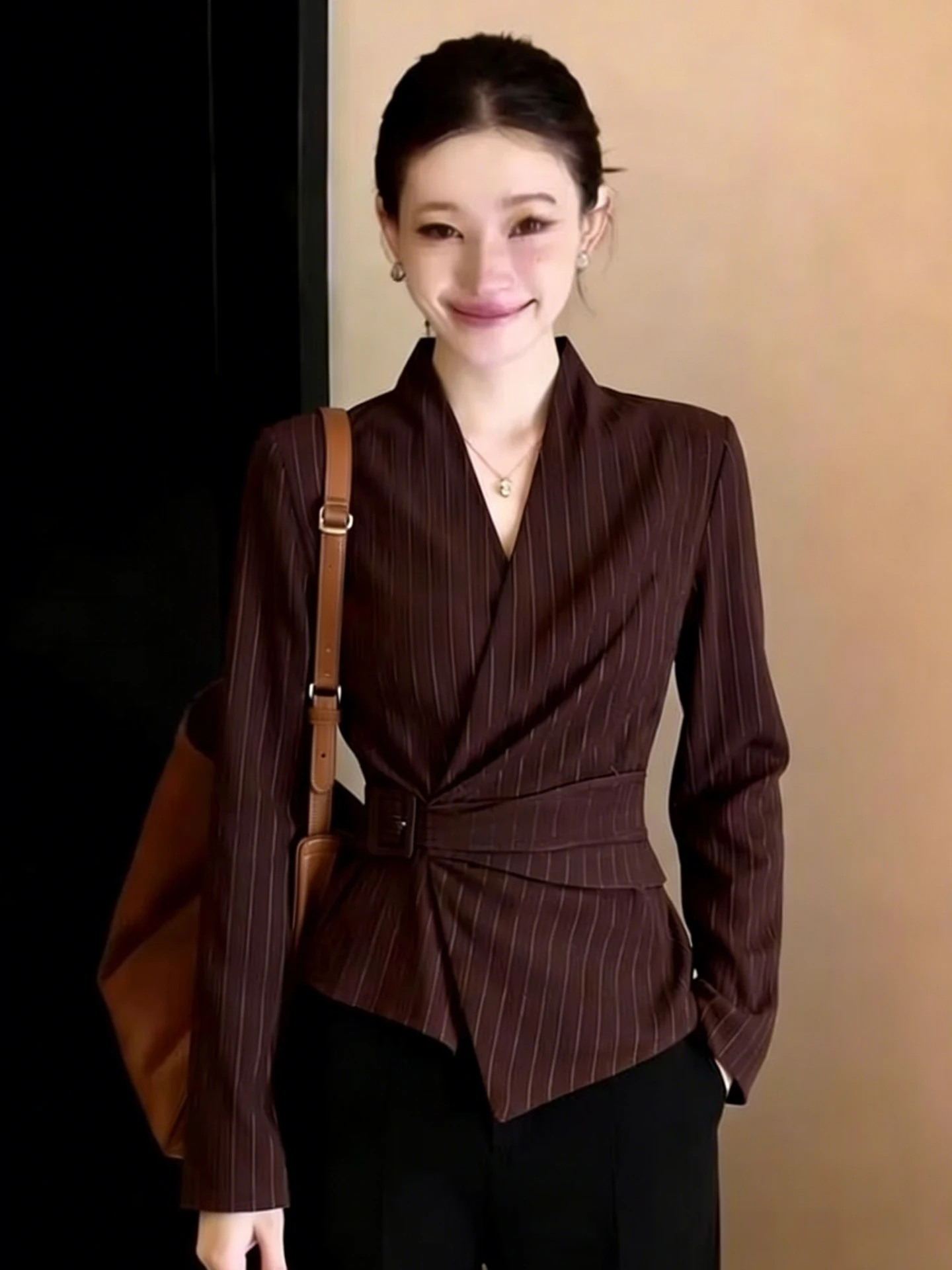 Retro Commuter Long Sleeve Shirt Women's Elegant Waist-Cinching High-End Feel Versatile Age-defying Korean Style Business Shirt
Retro Commuter Long Sleeve Shirt Women's Elegant Waist-Cinching High-End Feel Versatile Age-defying Korean Style Business Shirt