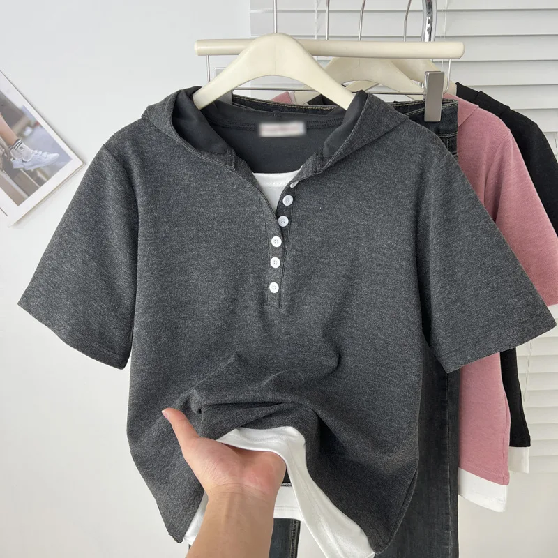 Лето 2025 г., женский топ больших размеров, темпераментная футболка для отдыха из двух предметов, с капюшоном и короткими рукавами, 100 кг 8537
Лето 2025 г., женский топ больших размеров, темпераментная футболка для отдыха из двух предметов, с капюшоном и короткими рукавами, 100 кг 8537