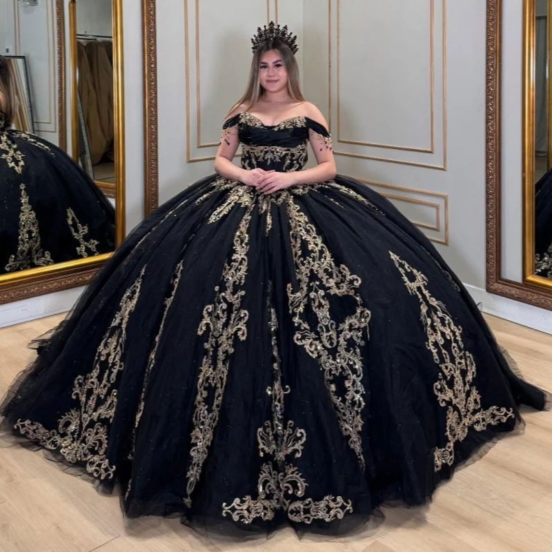 Черное блестящее платье Quinceanera с открытыми плечами, бальное платье Sweet 16, платье с аппликацией, кружево, бисер, кристалл, бант, тюль, жилет для дня рождения 
Черное блестящее платье Quinceanera с открытыми плечами, бальное платье Sweet 16, платье с аппликацией, кружево, бисер, кристалл, бант, тюль, жилет для дня рождения