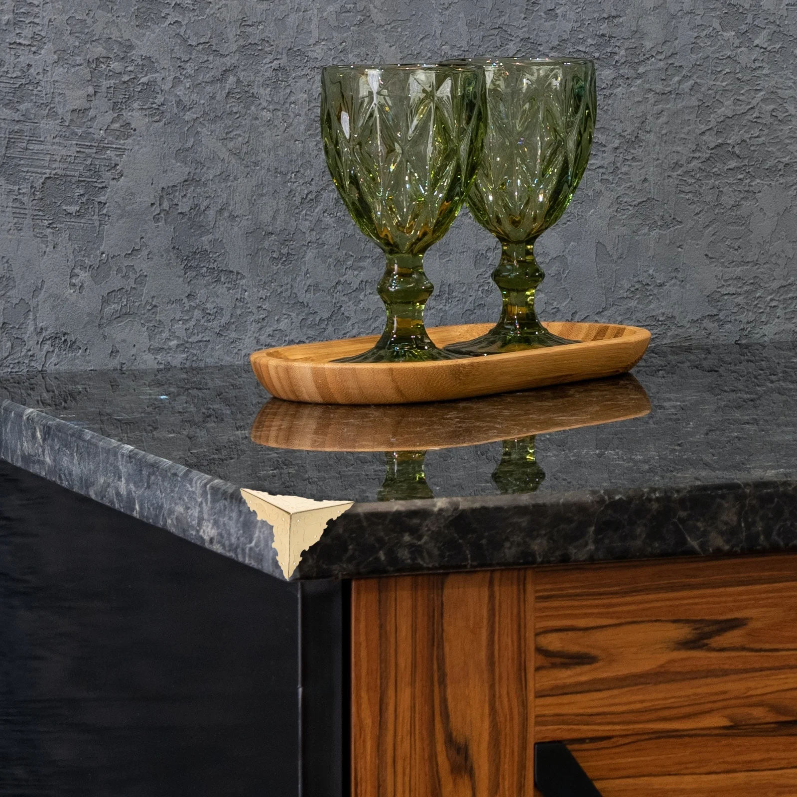 1Set Brass Iron Corner Protectors Vintage Furniture Corner Guards for Wooden Boxes Jewelry Cases Durable Protective Hardware 
1Set Brass Iron Corner Protectors Vintage Furniture Corner Guards for Wooden Boxes Jewelry Cases Durable Protective Hardware