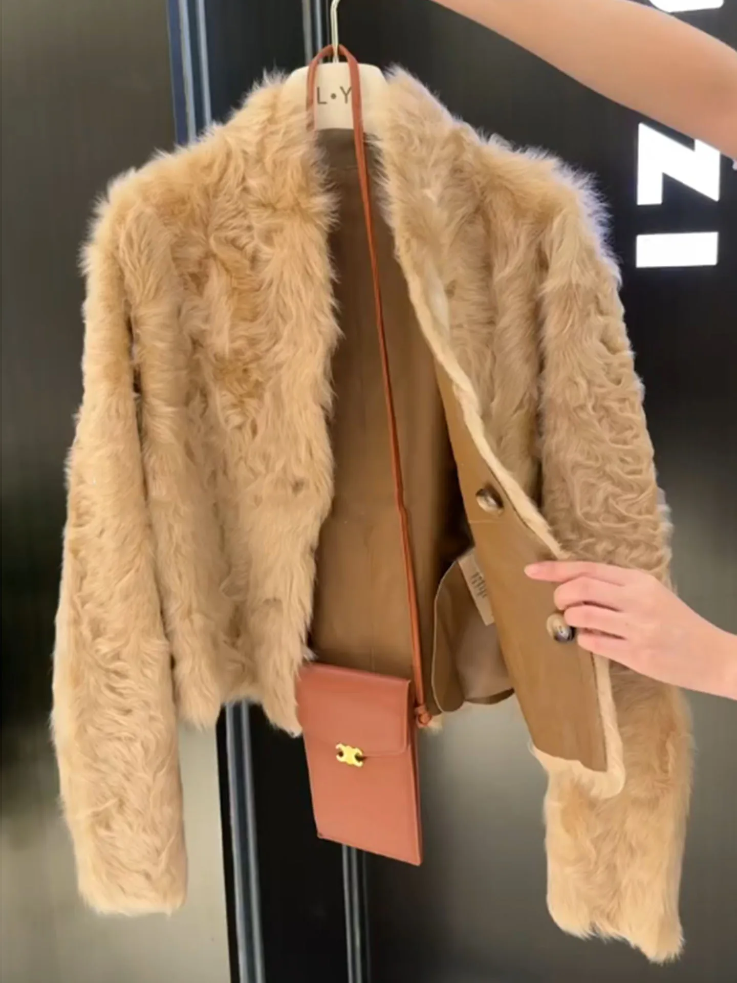 Уникальная женская повседневная куртка цвета хаки с подкладкой из искусственного меха, зима 2025, новая модель, приталенный крой, для поездок на работу, из полиэфирного волокна, короткое пальто
Уникальная женская повседневная куртка цвета хаки с подкладкой из искусственного меха, зима 2025, новая модель, приталенный крой, для поездок на работу, из полиэфирного волокна, короткое пальто